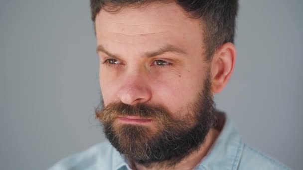 Portrait d'un beau barbu met sur des lunettes — Video