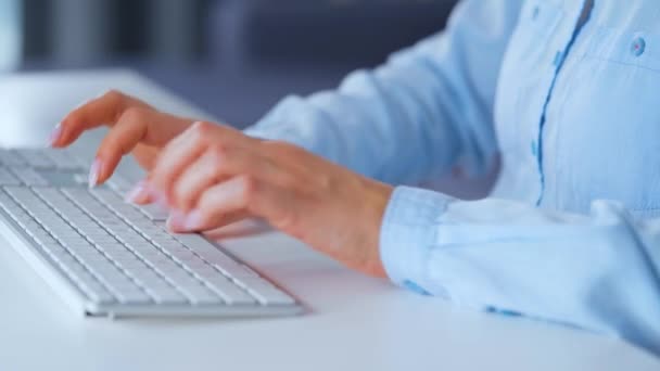 Γυναίκα δακτυλογραφεί σε ένα πληκτρολόγιο υπολογιστή. Έννοια της απομακρυσμένης εργασίας. — Αρχείο Βίντεο