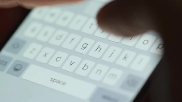 Mains tapant du texte sur smartphone close-up. Utilisation du smartphone fermer la nuit.