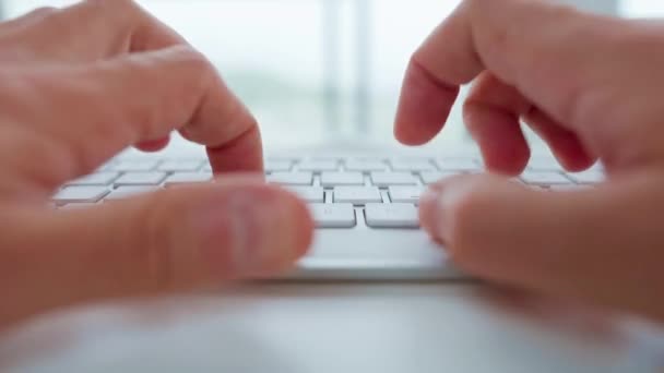 男性手在电脑键盘上打字时的特写特写。远程工作的概念. — 图库视频影像