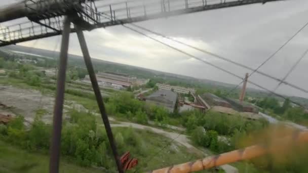 FPV drönare flyger manövrerbar nära övergivna stora rulltrappor. Långsamma rörelser — Stockvideo