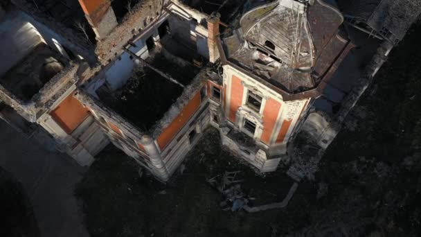 Descida ao longo das paredes das ruínas do castelo de Tartakivsky, região de Lviv, Ucrânia — Vídeo de Stock