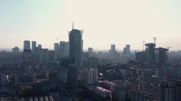 Uitzicht vanaf de hoogte op Warschau business center, wolkenkrabbers, gebouwen en stadsgezicht in de ochtendmist — Stockvideo