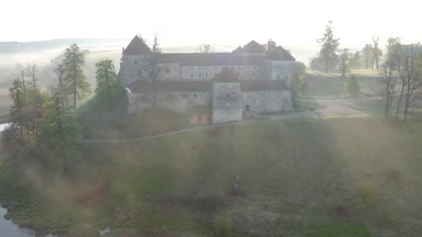 Şafakta Ukrayna, Lviv yakınlarındaki Svirzh kalesinin havadan görüntüsü. Göl, sabah sisi ve gün doğumunda çevreleyen manzara.. — Stok video