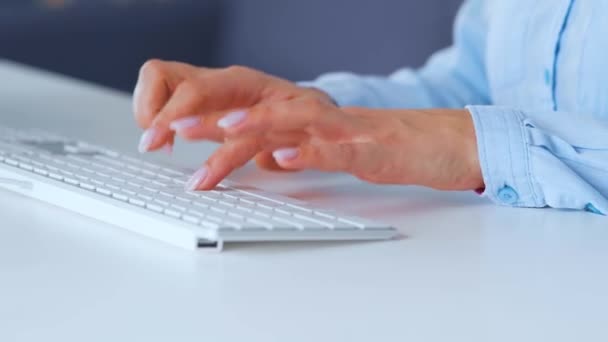 Жіночі руки друкуються на клавіатурі комп'ютера. Концепція віддаленої роботи . — стокове відео