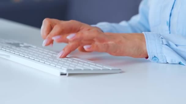 Mãos femininas digitando em um teclado de computador. Conceito de trabalho remoto. — Vídeo de Stock