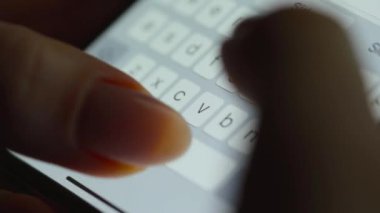 Akıllı telefondan yakın planda yazı yazan eller. Akşamları akıllı telefon kullanarak..
