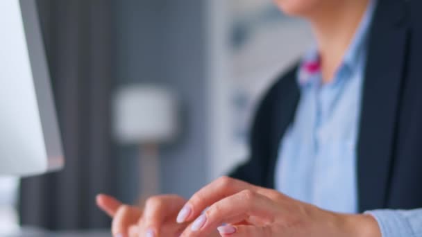 Een vrouw typt op een toetsenbord. Begrip werk op afstand. — Stockvideo