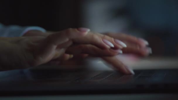 As mãos femininas estão digitando em um laptop à noite — Vídeo de Stock