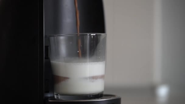 Accueil machine à café capsule prépare une tasse de café frais. Mouvement lent — Video