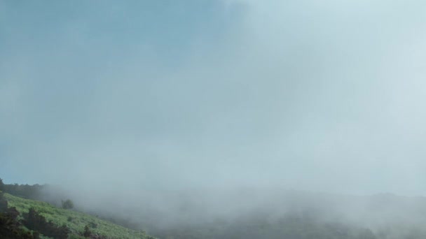 A zöld növényzettel borított hegyek feletti felhők mozgásának időrendje — Stock videók