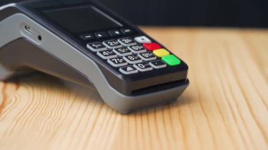 NFC kredi kartı ödemesi. NFC teknolojisiyle kredi kartıyla ödeme yapan bir kadın. Kablosuz para transferi. Kablosuz ödeme