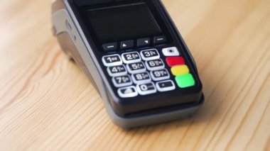 Akıllı telefonunuzla yeşil ekranlı temassız ödeme. Kablosuz ödeme konsepti. Yakın plan, kadın banka terminalindeki siparişi ödemek için akıllı telefon nakitsiz cüzdan teknolojisi kullanıyor..