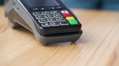 NFC kredi kartı ödemesi. NFC teknolojisiyle kredi kartıyla ödeme yapan bir kadın. Kablosuz para transferi. Kablosuz ödeme
