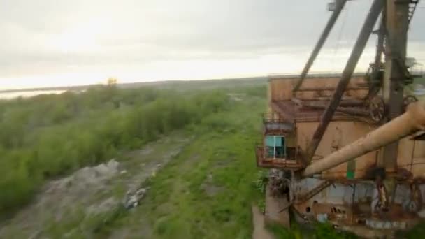FPV drönare flyger manövrerbar nära övergiven enorm rulltrappa — Stockvideo