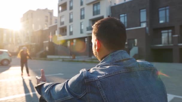 Dottern springer till pappa och kramar honom. Far plockar upp barnet i sina armar. Långsamma rörelser — Stockvideo