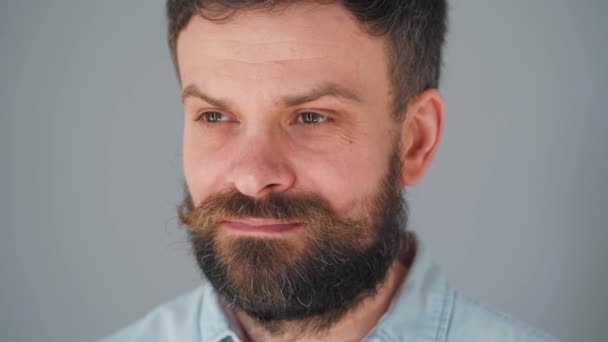Ritratto di un uomo barbuto si torce i baffi — Video Stock