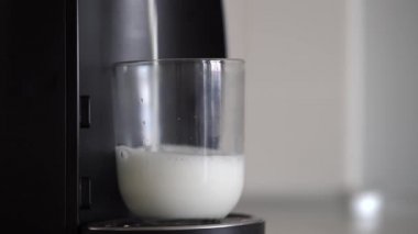 Ev kapsülü kahve makinesi bir fincan taze kapuçino hazırlar.
