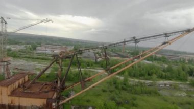 FPV İHA terk edilmiş devasa yürüyen merdivenlerin etrafında güç döngüsü oluşturuyor..