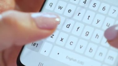 Akıllı telefondan yazı yazan eller yakın plan.