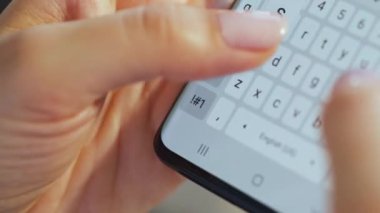 Akıllı telefondan yazı yazan eller yakın plan.