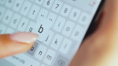 Akıllı telefondan yazı yazan eller yakın plan.