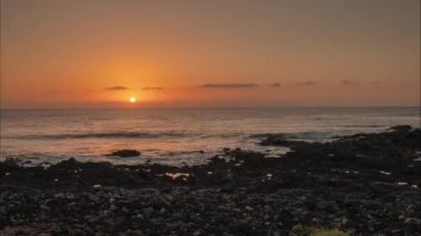 Atlantik Okyanusu 'nda gün batımının hızlanması ve Tenerife, Kanarya Adaları, İspanya' nın kayalık kıyıları