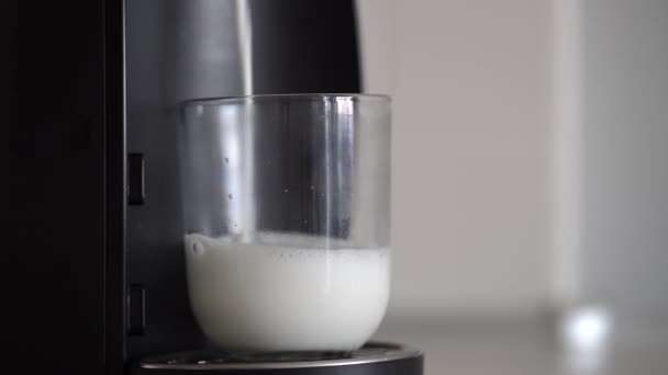 Início máquina de café cápsula prepara uma xícara de cappuccino fresco — Vídeo de Stock