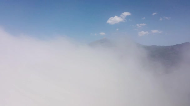 Latanie przez chmury nad wyspą Teneryfa - widok na osady i wulkan Teide. Wyspy Kanaryjskie, Hiszpania — Wideo stockowe