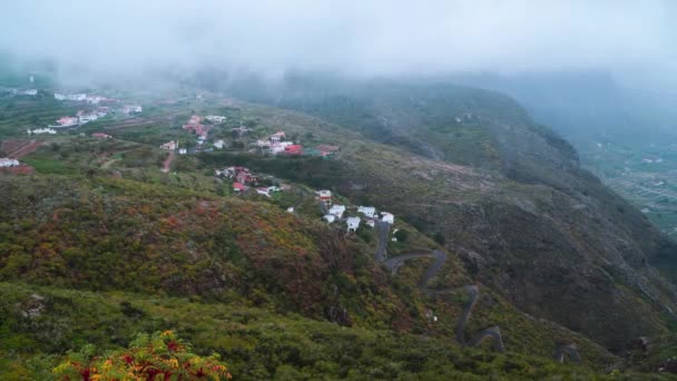 特内里费岛的表面- -山村,公路,低云.西班牙加那利群岛。1.空中时间 — 图库视频影像