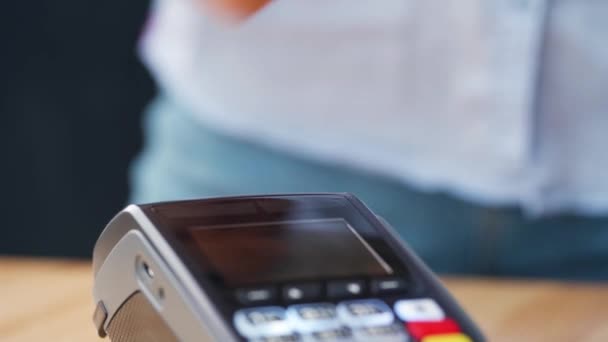 Platba kartou NFC. Žena platící bezkontaktní kreditní kartou s technologií NFC. Transakce s penězi. Bezdrátová platba — Stock video