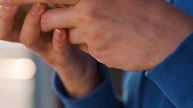 Batan güneşe karşı akıllı telefon kullanan kadın eller..