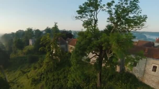 Barevné horkovzdušné balóny létají nad středověkým hradem a jezerem v ranní mlze. Manévrovatelné letové a energetické smyčky. Cestování, dobrodružství, festival. — Stock video