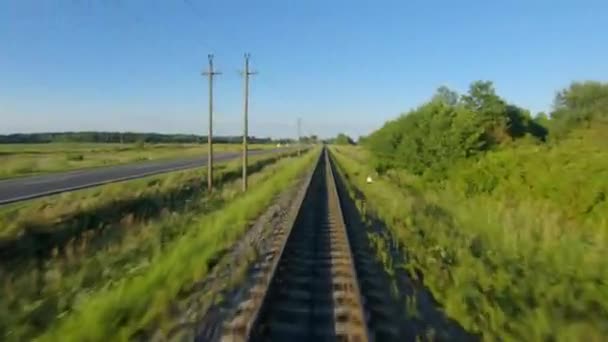 FPV drone vlucht snel en dicht bij het spoor in een heldere zonnige dag. Powerloop aan het einde — Stockvideo