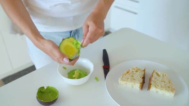 Tiempo transcurrido del proceso de molienda de aguacate para cocinar sándwiches o guacamole — Vídeo de stock