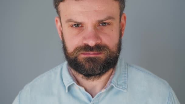 Bearded man chewing bubble gum. Man blowing out a bubble of chewing gum — Stock Video