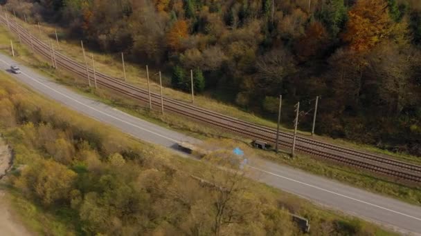Utsikt från höjden på hösten landskap - flod, järnväg, skog på en bergssluttning, bilar på vägen — Stockvideo