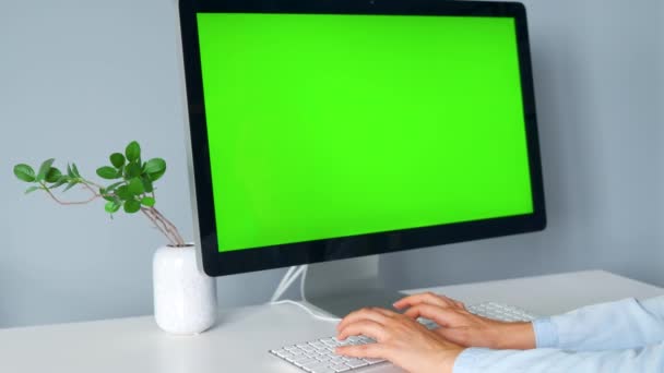 Bilgisayar klavyesinde yazan bir kadın, yeşil ekranlı bir monitör. Krom anahtar. Boşluğu Kopyala. — Stok video