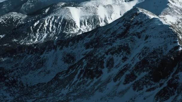 Vista aérea das Montanhas Tatras altas nevadas em tempo claro. Eslováquia, Chopok — Vídeo de Stock