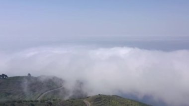 Bulutların üzerinde ve Tenerife 'nin yüzeyinde uçmak. Dağ yolları, köyler ve bitki örtüsü. Kanarya Adaları, İspanya