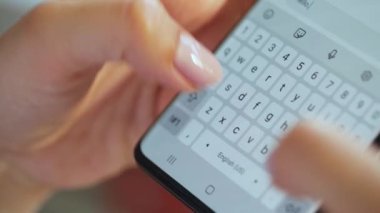 Akıllı telefondan yazı yazan eller yakın plan.