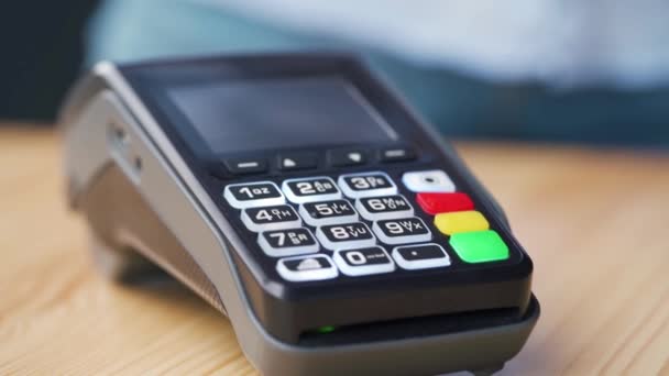NFC kreditkortsbetalning. Kvinna betalar med kontaktlöst kreditkort med NFC-teknik. Trådlös pengatransaktion. Trådlös betalning — Stockvideo