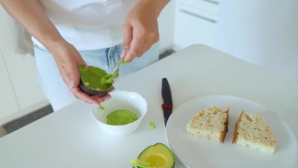 Проміжок часу обробки шліфування авокадо для приготування сендвічів або гуакамоле — стокове відео
