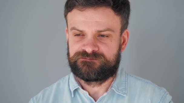 Bearded man chewing bubble gum. Man blowing out a bubble of chewing gum — Stock Video