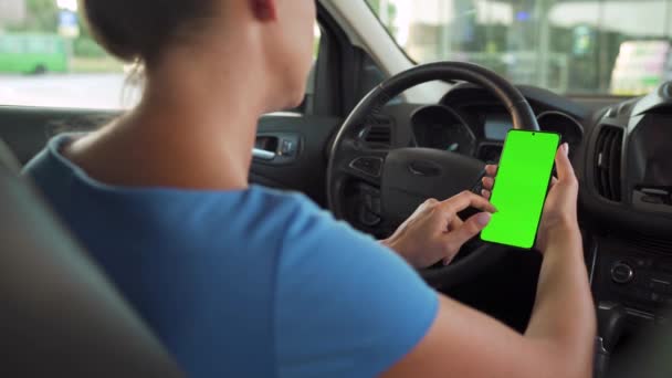 Chauffeur utilisant un smartphone à l'intérieur de la voiture. Smartphone Chromakey avec écran vert. Navigation automatique. Dépendance à Internet — Video