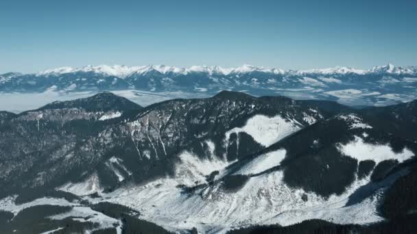 Vista aérea de las montañas nevadas de los Altos Tatras en tiempo despejado. Eslovaquia, Chopok — Vídeos de Stock