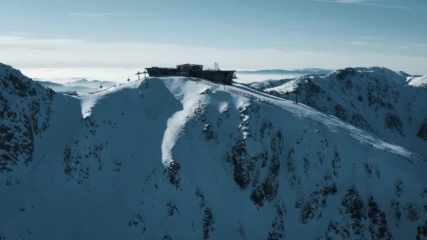 Vzdušný výhled na lyžařské středisko - lanovky, restaurace, lyžaři lyžující na úbočí hory. Vysoké Tatry. Slovensko, Chopok