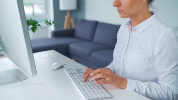 Een vrouw typt op een toetsenbord. Begrip werk op afstand. — Stockvideo