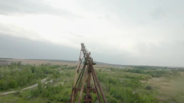 Dron FPV lata manewrowe w pobliżu opuszczonych ogromnych schodów ruchomych — Wideo stockowe