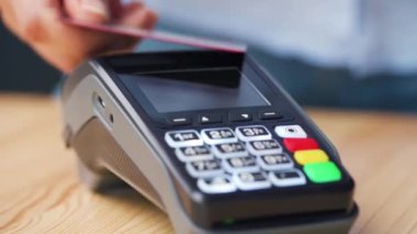 NFC kredi kartı ödemesi. NFC teknolojisiyle kredi kartıyla ödeme yapan bir kadın. Kablosuz para transferi. Kablosuz ödeme
